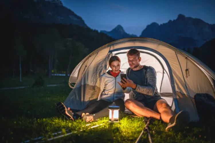 Lampu Lentera Portable Outdoor, Benda Wajib Camping dan Traveling