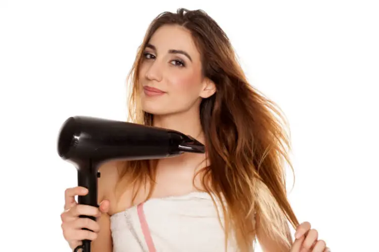 Dear Cewek, Ini Trik Styling Rambut Praktis Cuma Pakai Hair Dryer 