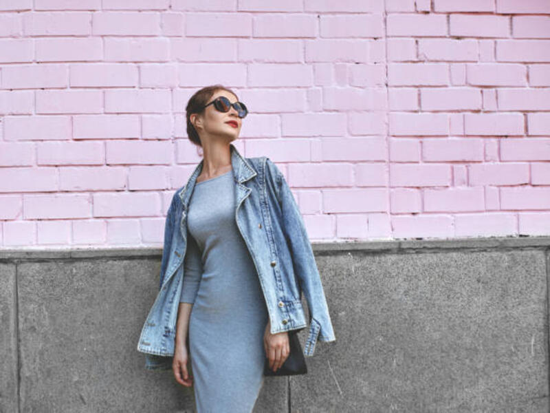 street-style-shoot-woman-di-pink-wall-gadis-swag-mengenakan-jaket-jeans-gaun-abu-abu-kacamata.jpg (612×459)