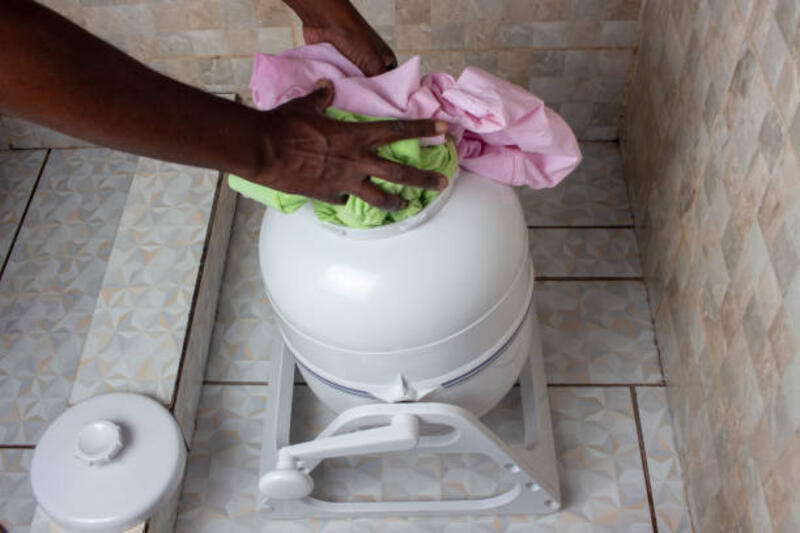 mesin cuci manual portabel non-listrik yang ramah lingkungan dan nyaman yang dikenal sebagai wonder wash - mesin cuci portable potret stok, foto, &amp; gambar bebas royalti