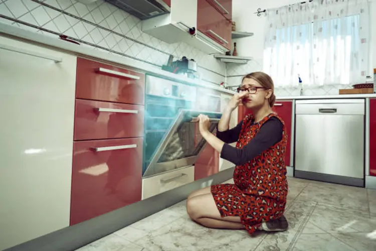 Tak Butuh Waktu Lama, Ini 5 Cara Menghilangkan Bau Tak Sedap di Dapur!