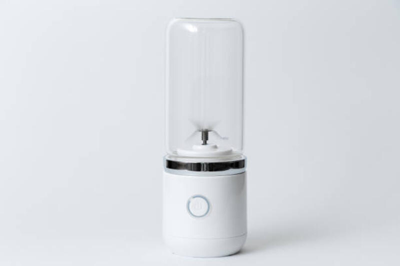 blender mini portabel untuk membuat smoothie terisolasi pada latar belakang putih - mini juicer portable potret stok, foto, &amp; gambar bebas royalti