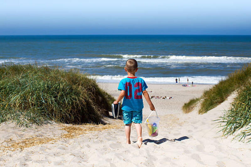 anak laki-laki berjalan menuju pantai - travel bucket potret stok, foto, & gambar bebas royalti
