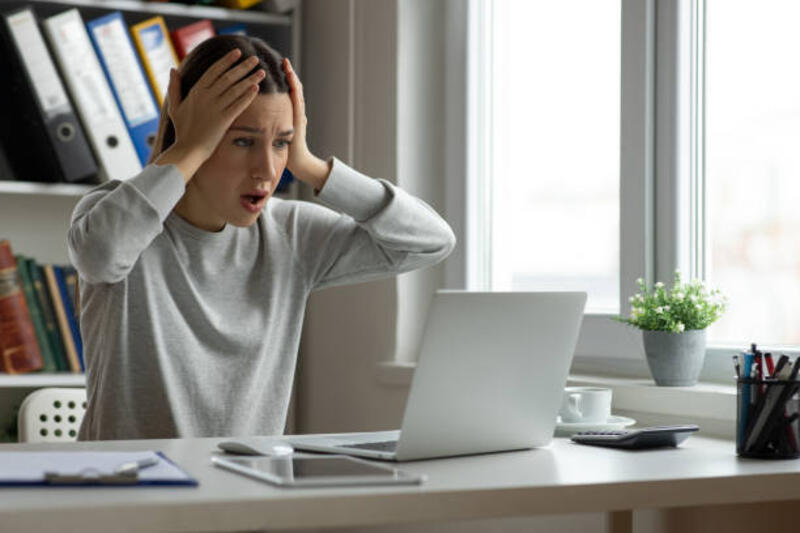 frustrated-woman-cheking-laptop-after-mistake.jpg (612×408)