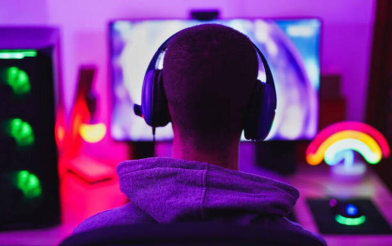 pemuda mengenakan headset dan bermain video game komputer online - rumah terisolasi karena coronavirus - pc gamers potret stok, foto, & gambar bebas royalti