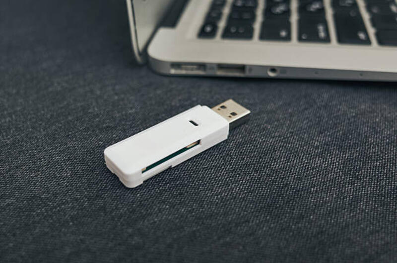usb-flash-drive-putih-berada-di-laptop.jpg (612×405)