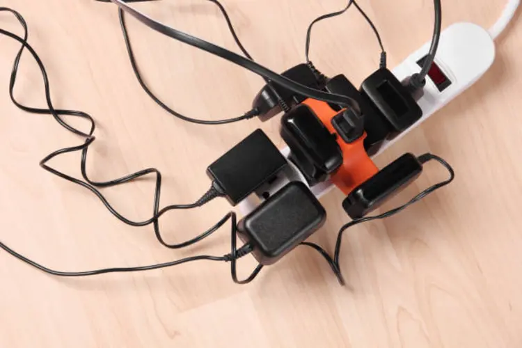 Anti Ribet! Power Socket Universal Terbaik untuk Digital Nomad