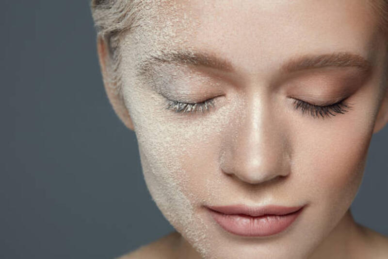kecantikan-makeup-kosmetik-wajah-wanita-cantik-dengan-bubuk-longgar.jpg (612×408)
