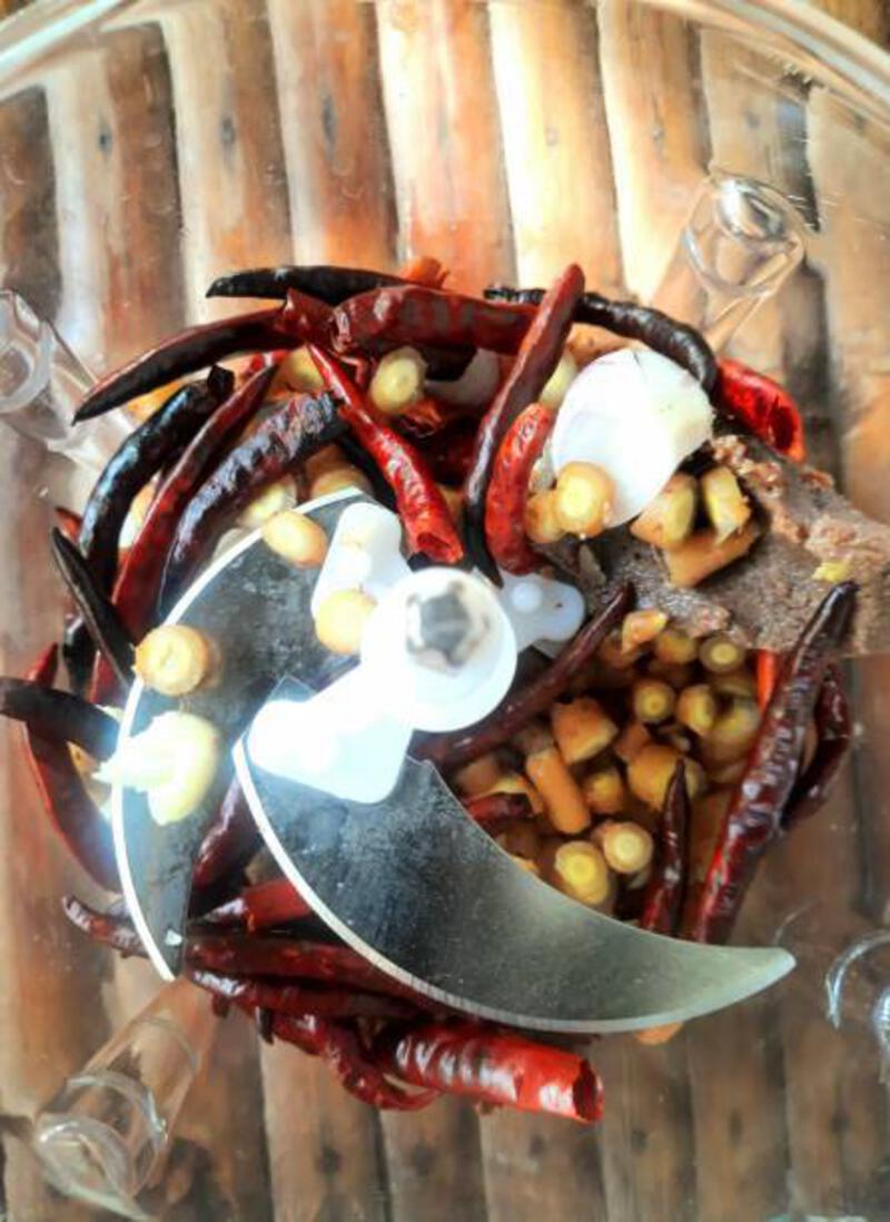 memadukan cabai kering merah dan rempah-rempah herbal untuk masakan thailand - persiapan makanan. - blender cabai potret stok, foto, &amp; gambar bebas royalti