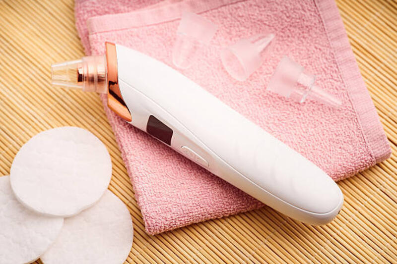 prosedur kosmetik di rumah, wanita membersihkan wajah dengan penghilang komedo vakum. penghilang komedo vacuum pore cleaner untuk kulit jernih perangkat tata rias modern, perawatan jerawat. - alat penyedot komedo potret stok, foto, &amp; gambar bebas royalti