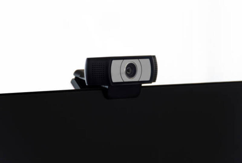 Close up webcam kamera portabel diinstal pada layar komputer