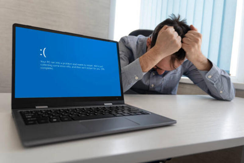 menampilkan-layar-biru-kesalahan-pada-laptop-dengan-latar-belakang-seorang-pria-kesal-yang.jpg (612×408)