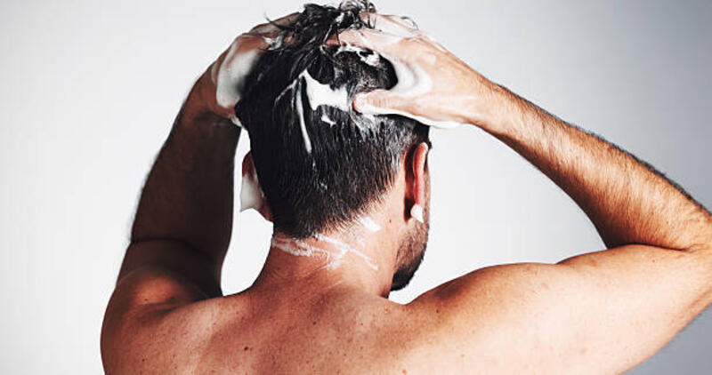 sampo, perawatan rambut, dan kecantikan dengan pria di studio untuk mandi, kesehatan kulit kepala, dan perawatan ketombe. pertumbuhan, tekstur, dan perawatan dengan orang dengan latar belakang putih untuk kosmetik, kilauan, dan pembersihan - men scalp potret stok, foto, &amp; gambar bebas royalti