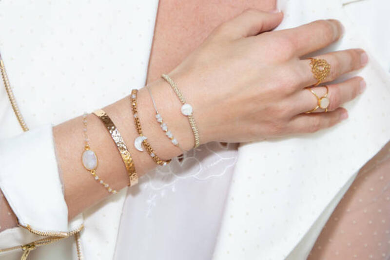 leher-wanita-dengan-tangan-dengan-banyak-gelang.jpg (612×408)