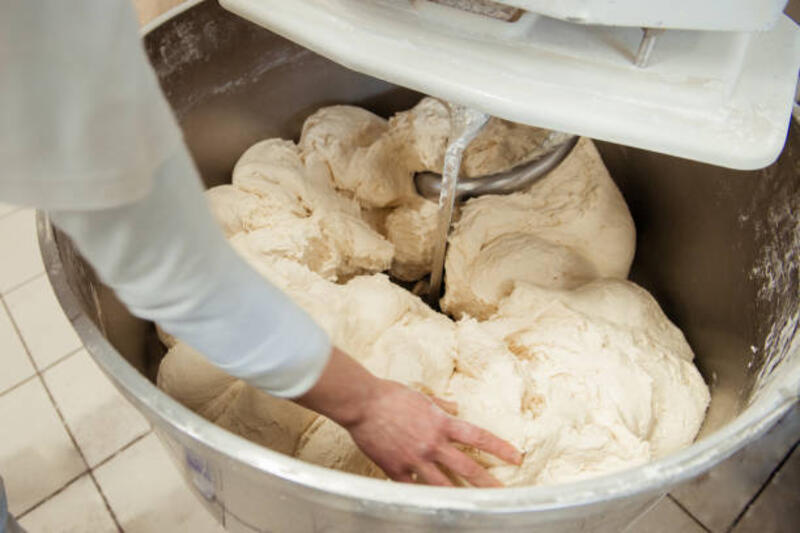 baker-menyiapkan-adonan-untuk-roti-dalam-mixer-adonan.jpg (612×408)