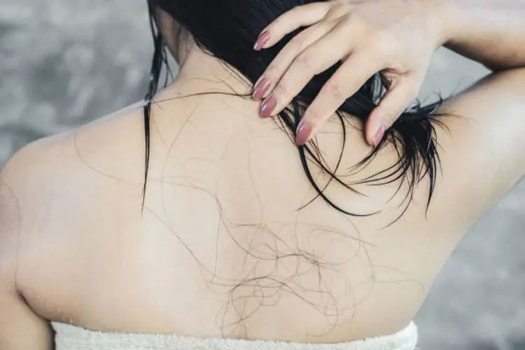 5 Tips Memilih Sampo untuk Rambut Rontok, Biar Akar Rambut Nggak Gampang Patah!