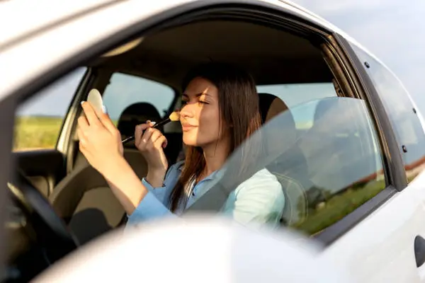 4 Tips Menjaga Makeup Tetap Rapi Saat Berpergian, Nggak Susah Kok!