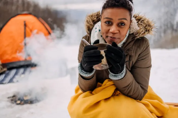 Kedinginan Saat Camping? Ini Solusinya Tanpa Harus Bawa Banyak Jaket!