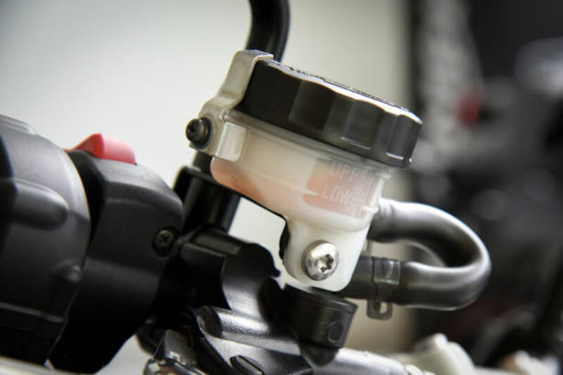 cairan rem sepeda motor, reservoir silinder master rem - cairan rem motor potret stok, foto, &amp; gambar bebas royalti