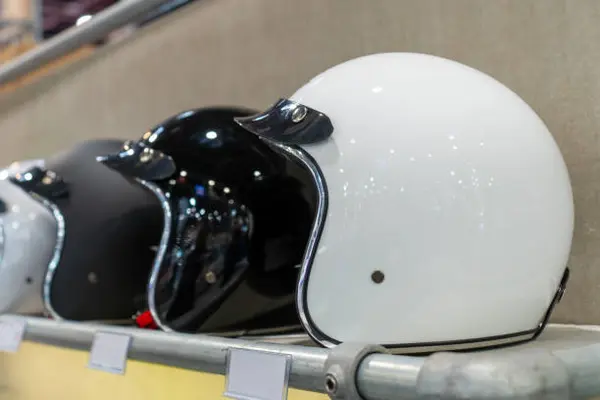 Kenapa Banyak Pengendara Pilih Helm Retro Half Face untuk Harian