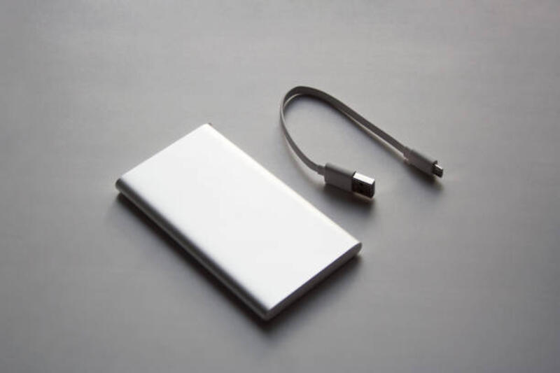 power bank aluminium portabel dengan kabel usb - powerbank potret stok, foto, &amp; gambar bebas royalti