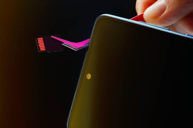 mematikan smartphone dan kartu micro sd yang ditarik keluar dengan pinset. - microsd smartphone potret stok, foto, &amp; gambar bebas royalti