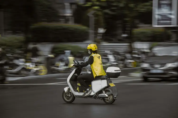 Motor Listrik Emang Lebih Aman? Tetap Wajib Pakai Helm, Ini Alasannya