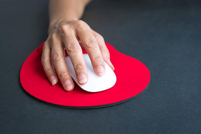tangan wanita mengklik mouse, meletakkan pergelangan tangannya di sandaran tangan. - mousepad potret stok, foto, & gambar bebas royalti