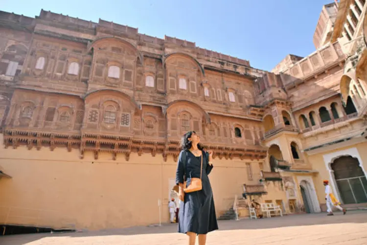 5 Ide Gaya Sling Bag Wanita yang Stylish hingga Kasual