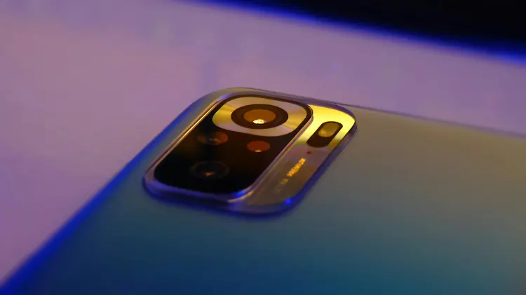 Lensa Handphone Kinclong Terus! Ini Dia Taktik Jitu Hindari Flare & Buram!
