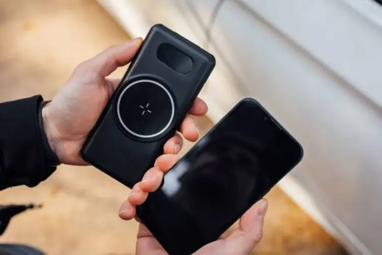 Powerbank Magnetic VS Kabel, Lebih Cepat Mana Buat Isi Baterai?
