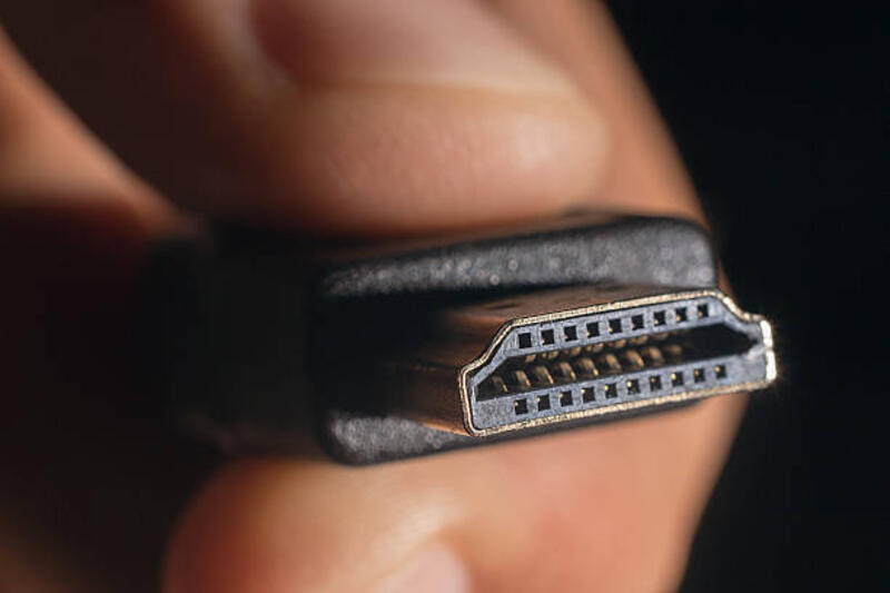tangan-memegang-kabel-hdmi-hitam-tutup-kabel-hdmi.jpg (612×408)