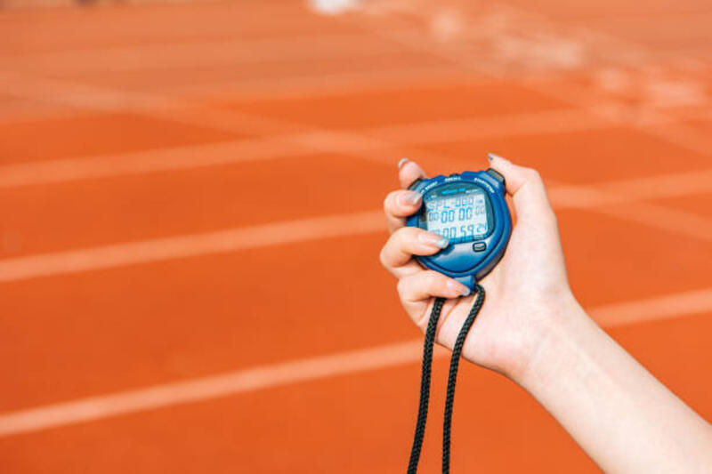 the referee is holding a stopwatch. start running timer - stopwatch potret stok, foto, &amp; gambar bebas royalti