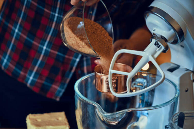 Menyiapkan Kue Natal di Suasana Rumah yang Dihiasi