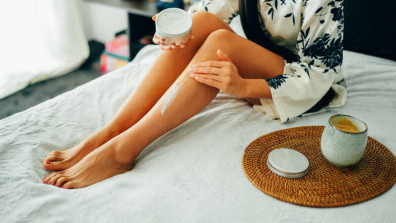 wanita di rumah menggunakan krim tubuh shea butter - body lotion potret stok, foto, &amp; gambar bebas royalti