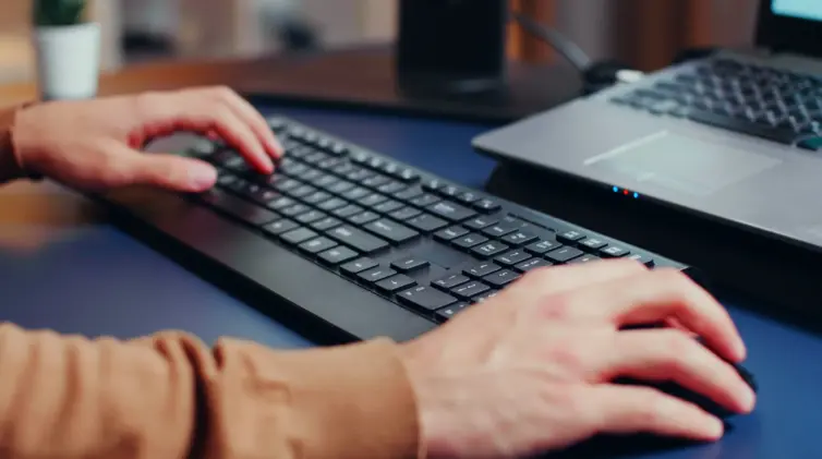 Suara Keyboard Terlalu Berisik di Kantor? Tenang, Keyboard Silent Click Bisa Jadi Solusinya!