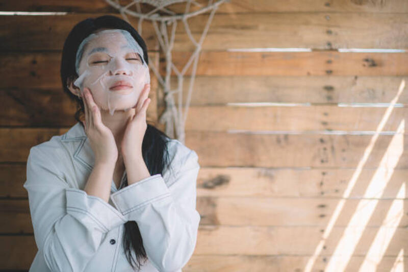 seorang gadis remaja cina asia meletakkan topeng lembaran wajah di wajahnya - face sheet mask potret stok, foto, &amp; gambar bebas royalti