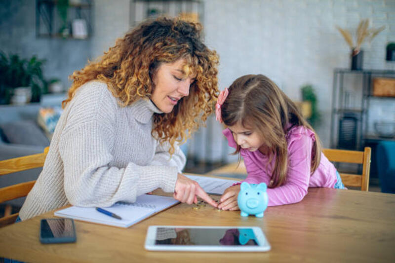 mother-teaching-her-daughter-about-financial-saving-and-money-management-using-piggy-bank.jpg (612×408)