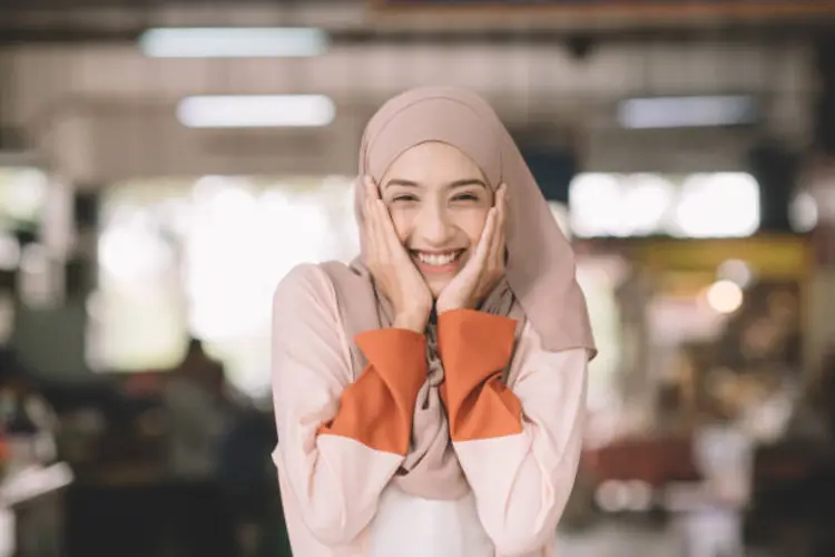 Tips Pilih Pashmina Sesuai Gaya, Bentuk Muka, dan Kenyamanannya