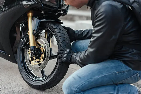 Kapan Sebenarnya Waktu yang Tepat Buat Ganti Ban Motor?
