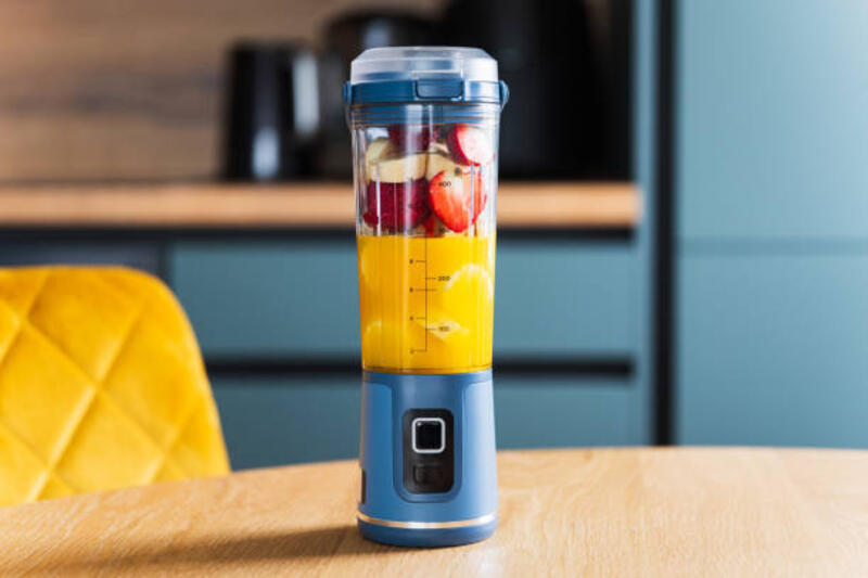 blender-smoothie-portabel-pribadi-siap-digunakan-diisi-dengan-buah-buahan-segar-dan-jus-di.jpg (612×408)