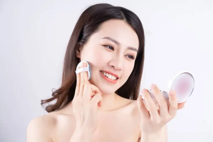 7 Tips Cara Pakai Cushion Viral Supaya Awet Seharian, Flawless Tanpa Crack