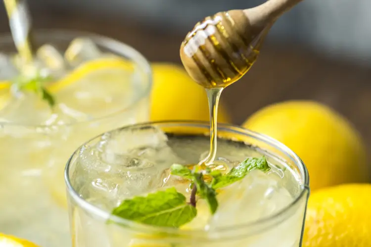 Lawan Lelah & Panas dengan Segelas Honey Lemon Soda!