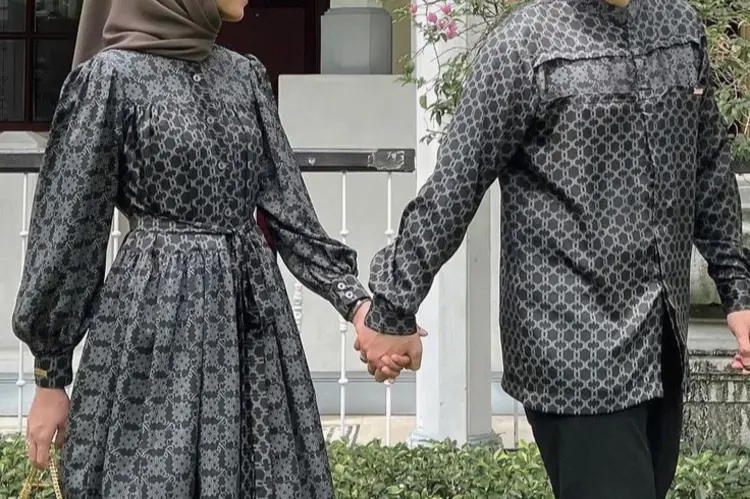 Bikin Iri! Tampil Kompak dengan Baju Batik Pasangan