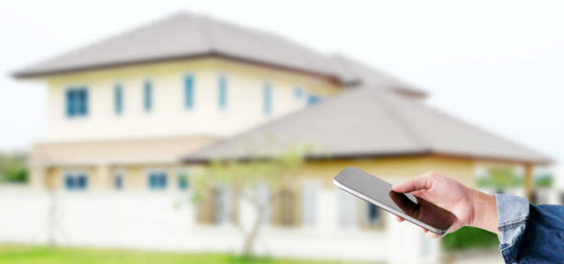 tangan-menggunakan-smartphone-di-atas-latar-belakang-rumah-kabur-spanduk-konsep-kontrol-rumah.jpg (612×286)
