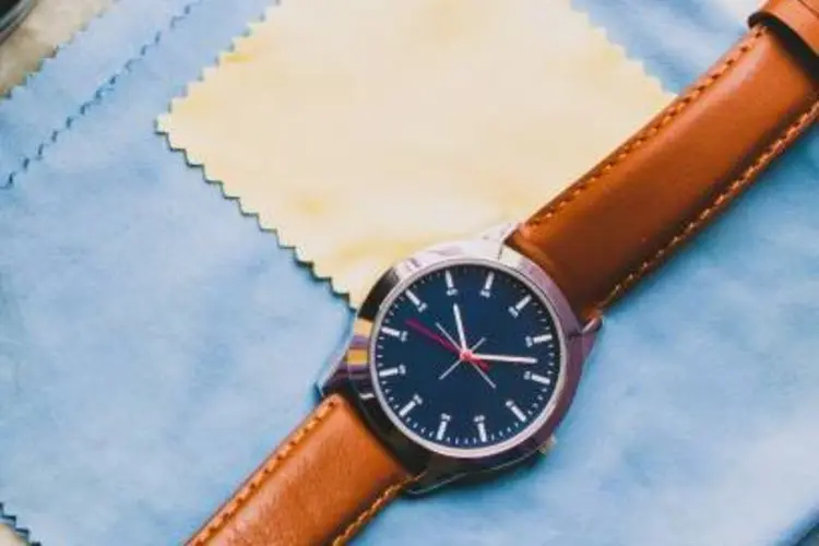5 Cara Efektif Membersihkan dan Merawat Jam Tangan Pria Agar Tetap Awet dan Kinclong