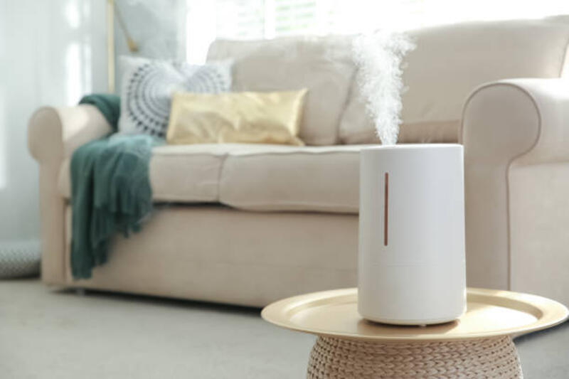 humidifier-udara-modern-di-atas-meja-di-ruang-tamu-ruang-untuk-teks.jpg (612×408)
