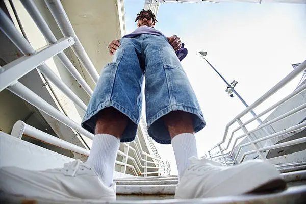 Jorts Comeback di 2025, Celana Jeans Pendek Jadi Fashion Statement Baru