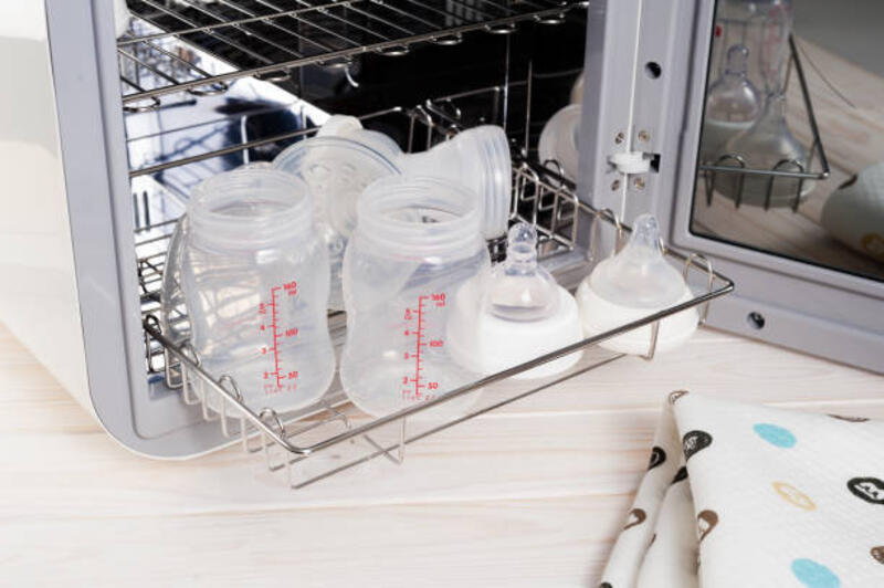 membersihkan hal-hal bayi di uv sterilizer - sterilisasi botol bayi potret stok, foto, &amp; gambar bebas royalti