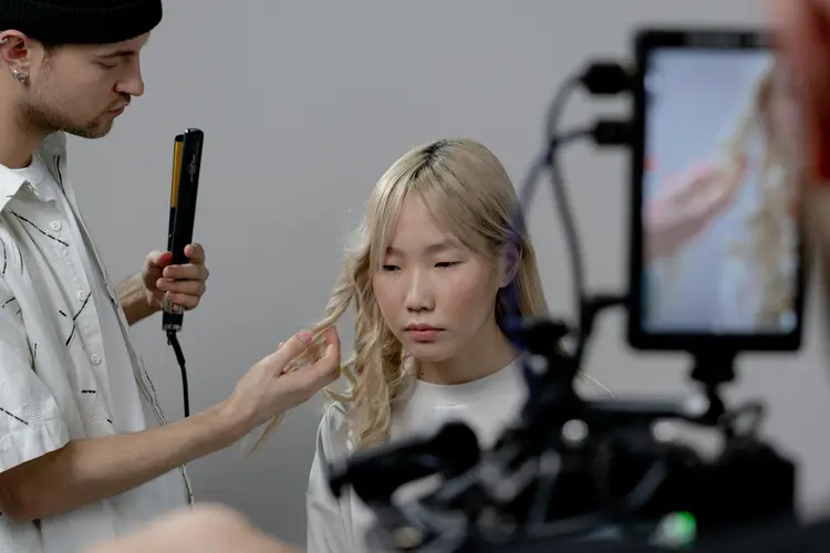 Cara Mencatok Rambut Agar On-Point dari Pagi Sampai Malam!